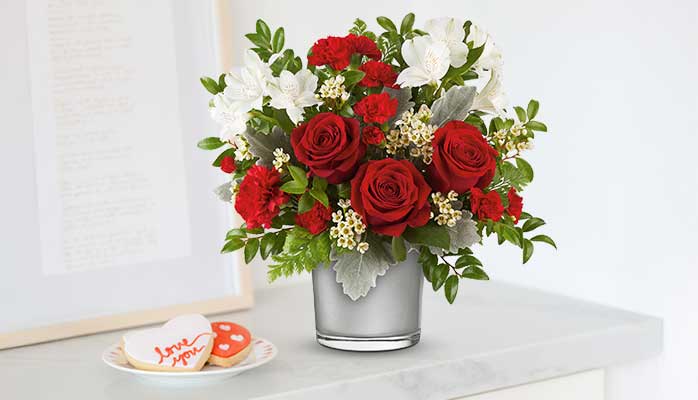 Teleflora's Midnight Kiss Bouquet